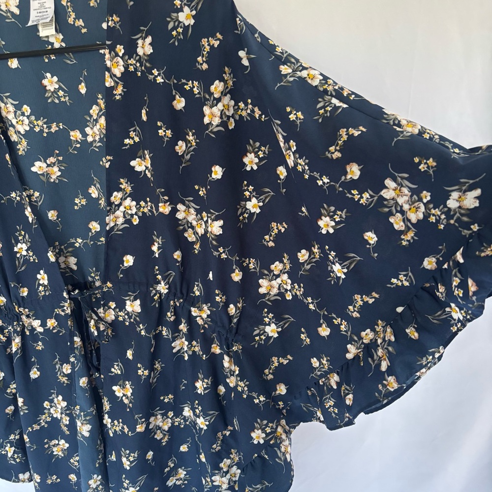 Tru navy blue floral print kimono wrap featuring a tie front and ruffled edges. - Picture 4 of 7